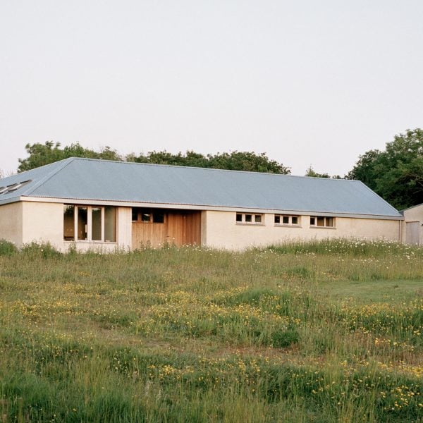 hero2 hugh strange architects farmworkers house cornwall dezeen 2364 col 0