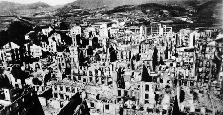 El poblado de Guernica en ruinas tras el bombardeo