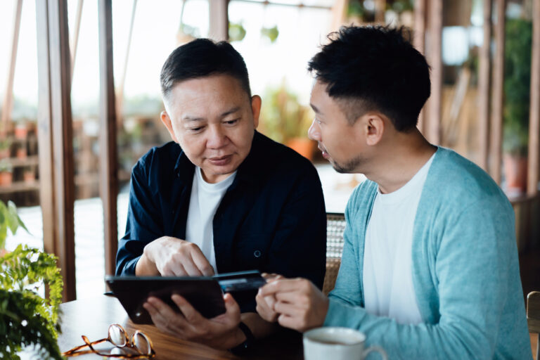 one investor explains something to another at a cafe