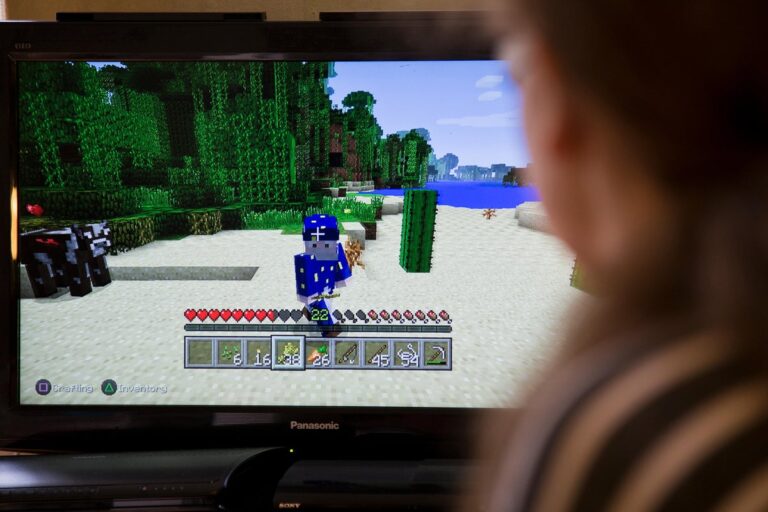 playing minecraft on gaming console